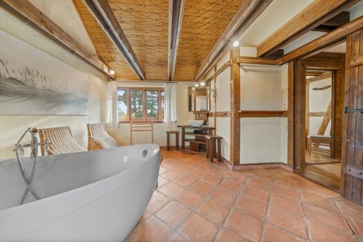 Wellnessbad mit Badewanne, Dusche, abtrennbarem WC-Bereich und Tepidarium