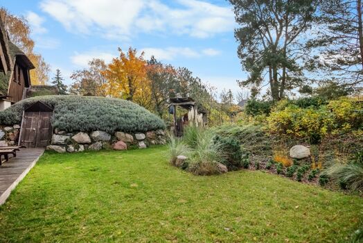 Garten sichtgeschützt, Lavendelhügel mit Erdsauna