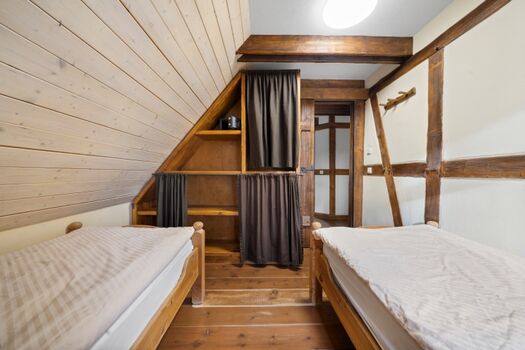 Schlafbereich mit Einzelbetten Blickrichtung Kleiderschrank