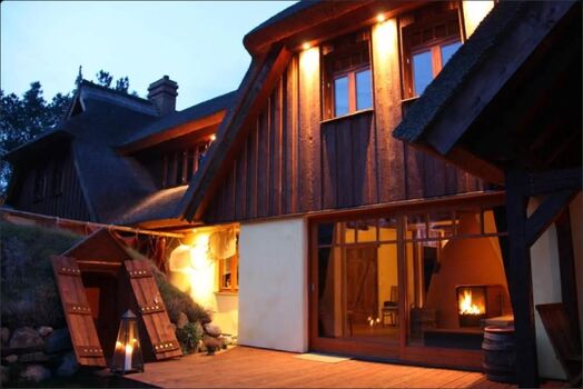 Eingang zur sichtgeschützten Erdsauna mit Beleuchtung