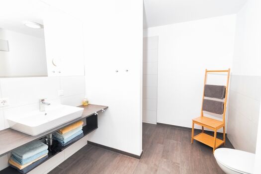 Badezimmer mit begehbarer Dusche oder Badewanne