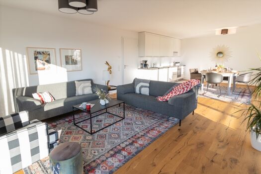 #7, Wohnzimmer mit Küche und Essbereich