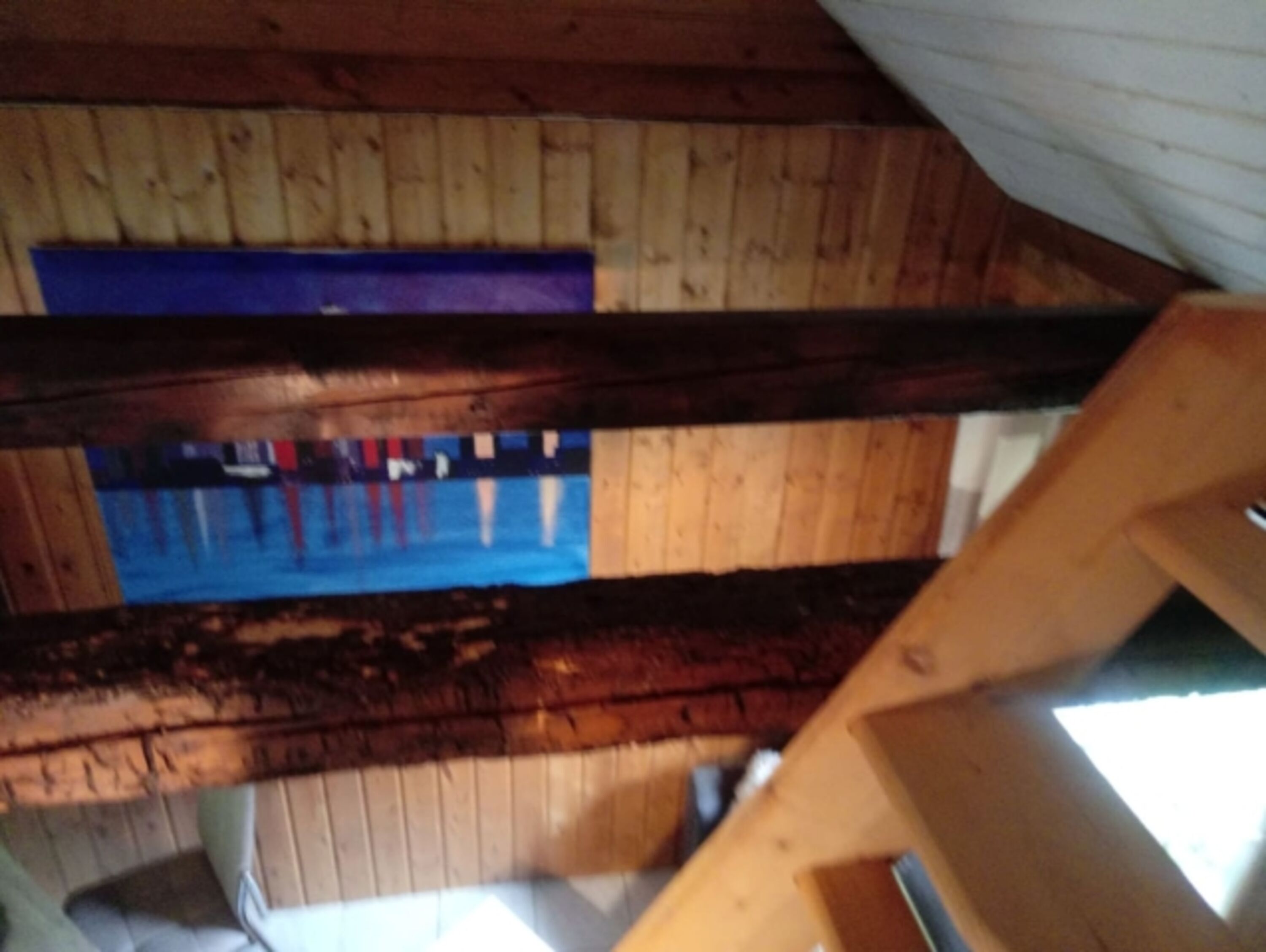 Holztreppe und Sicht vom Bett