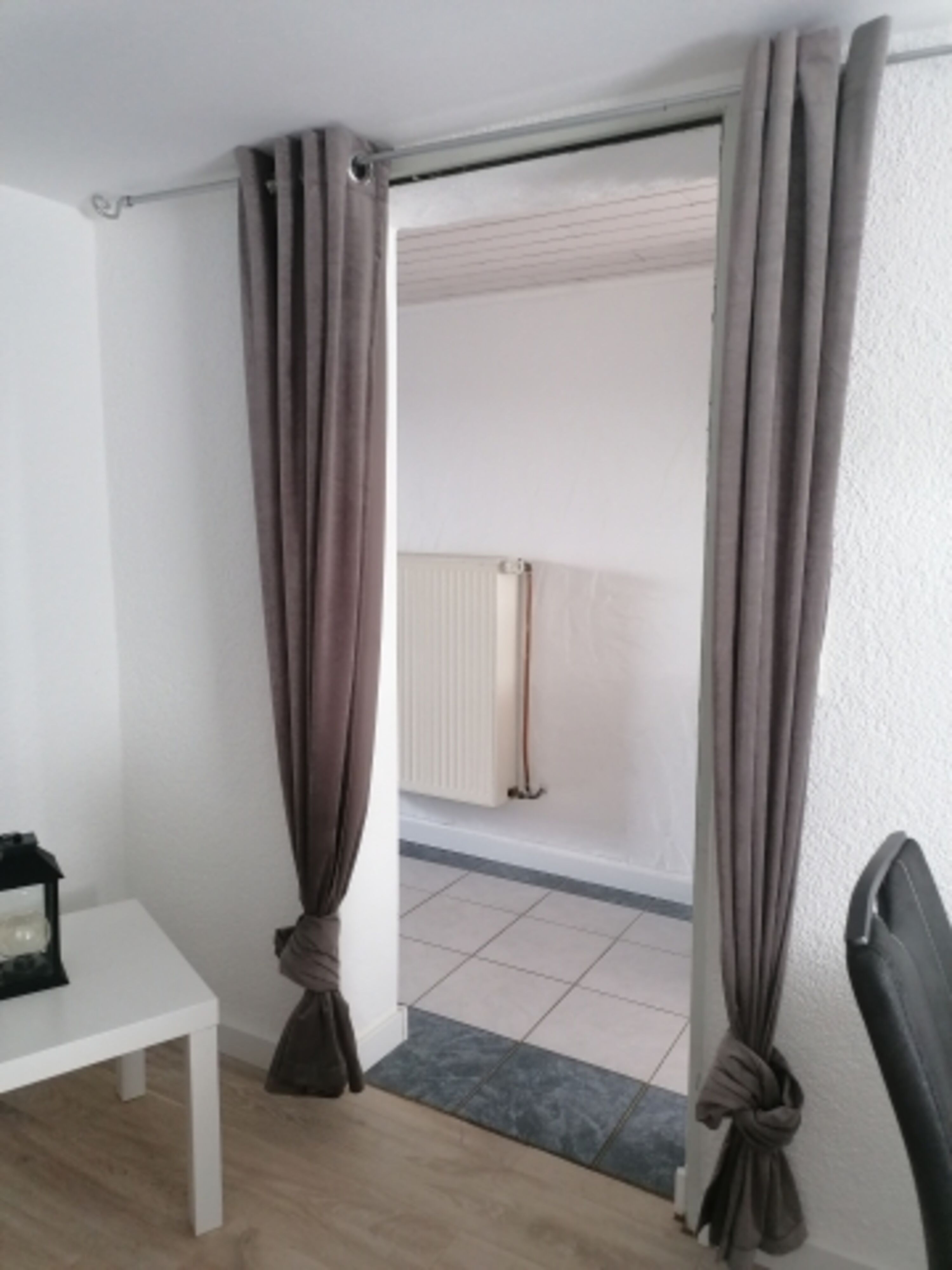 Vorhang trennt das Esszimmer mit Schlafcouch