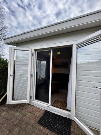 Fenster und Türen sind mit schützenden Fliegengittern versehen