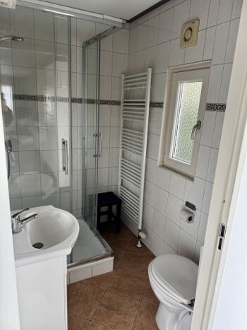 Das Bad ist hell und mit einem Fenster ausgestattet 