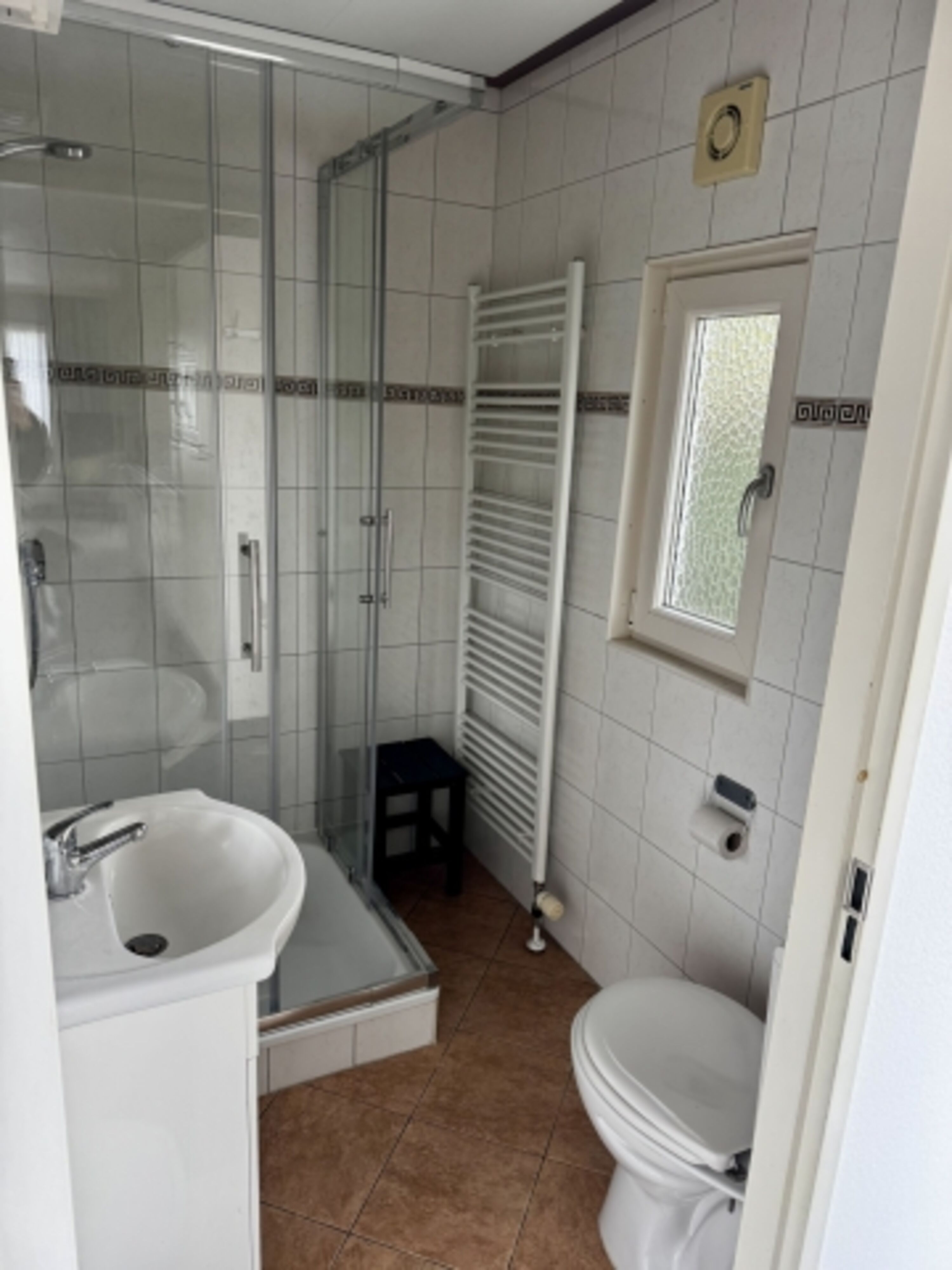 Das Bad ist hell und mit einem Fenster ausgestattet 