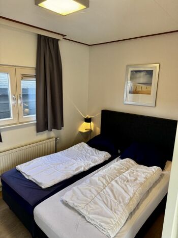 Hauptschlafzimmer mit bequemen Doppelbett