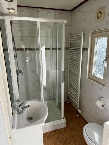 Praktisches Bad mit Dusche und WC