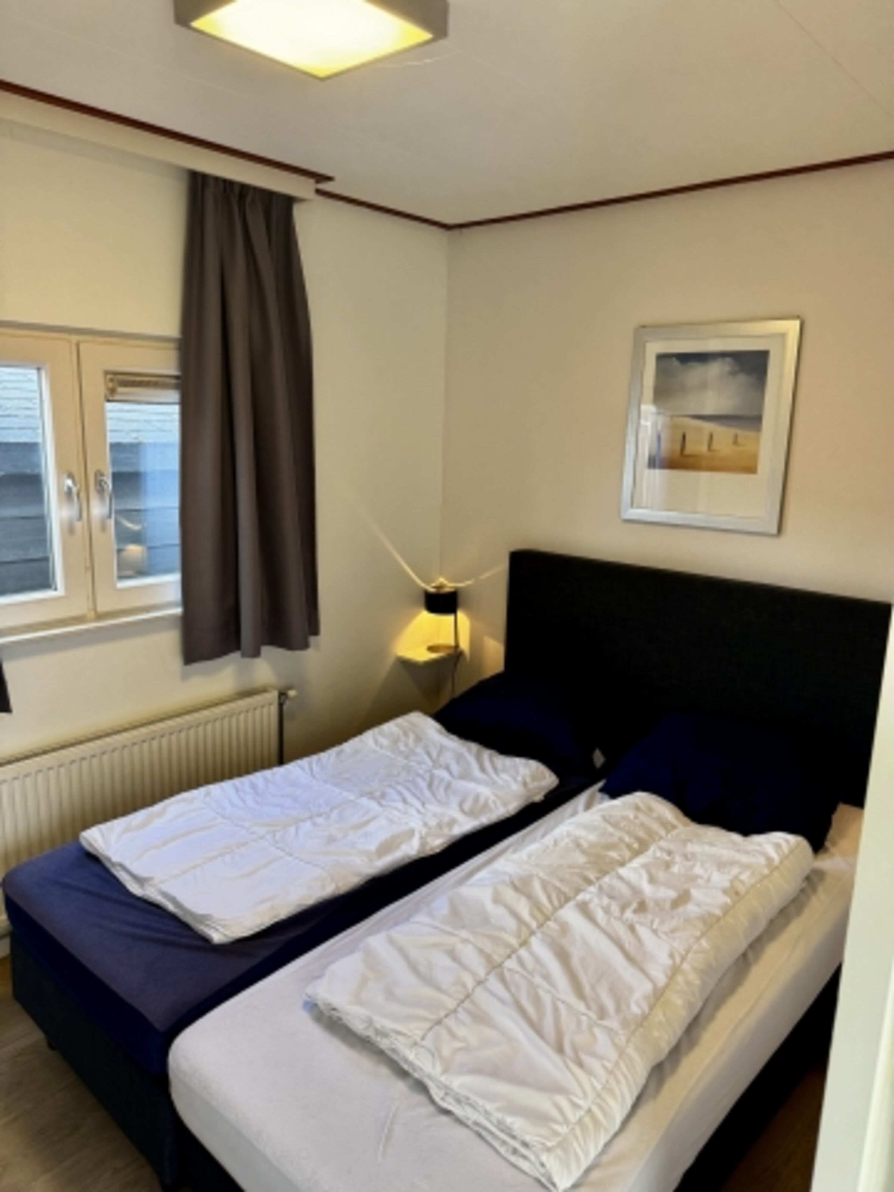 Hauptschlafzimmer mit bequemen Doppelbett