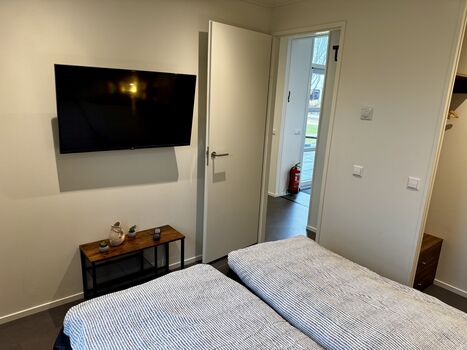 Neben einer Ankleide ist auch ein TV vorhanden