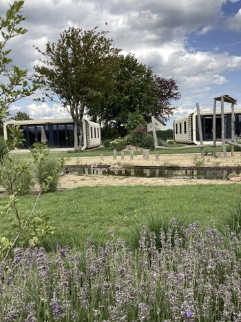 Vom Garten ist der Wasserlauf direkt zu erreichen