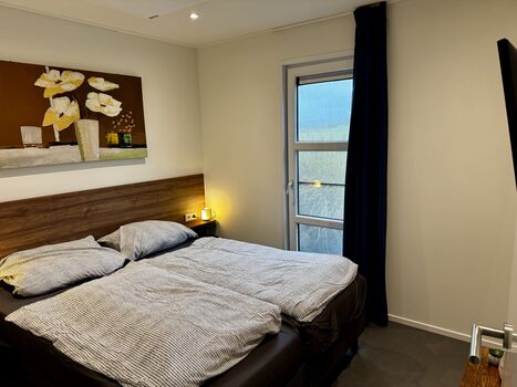 Das Hauptschlafzimmer verfügt über ein bequemes Doppelbett