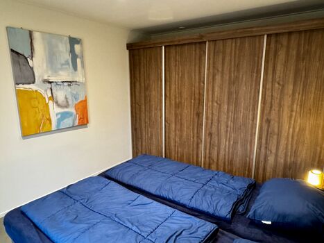 Eine große Schrankwand bietet Stauraum