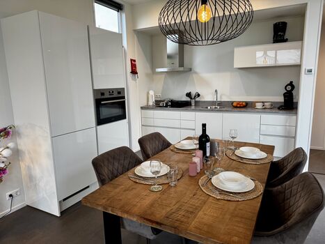 Der Essbereich schließt direkt an die Küche an