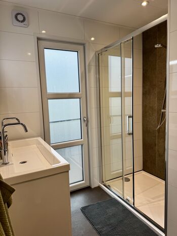 Eine ebenerdige Regendusche sorgt für Komfort