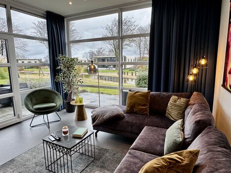 Gemütliche Sofaecke mit Blick in den Garten