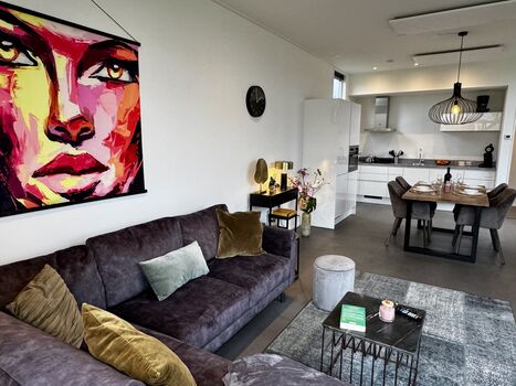 Der Wohnraum ist offen und modern gestaltet