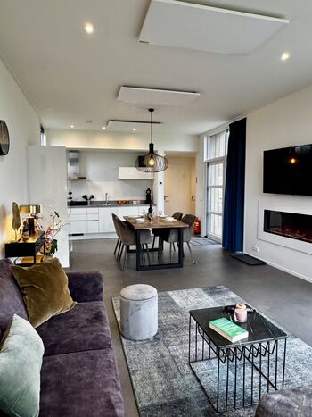 Ein Kamin sorgt für kuschelige Stunden