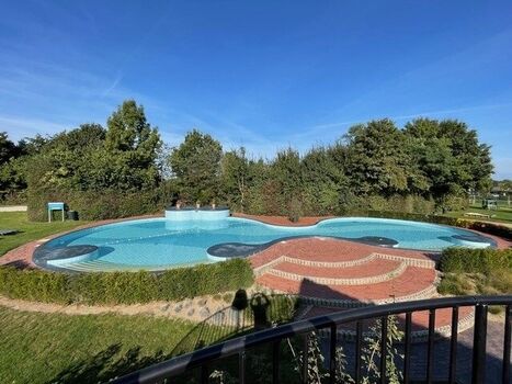 Der Außenpool sorgt für eine Abkühlung an warmen Tagen