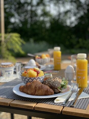 Die Terrasse lädt für ein ausgiebige Frühstück ein