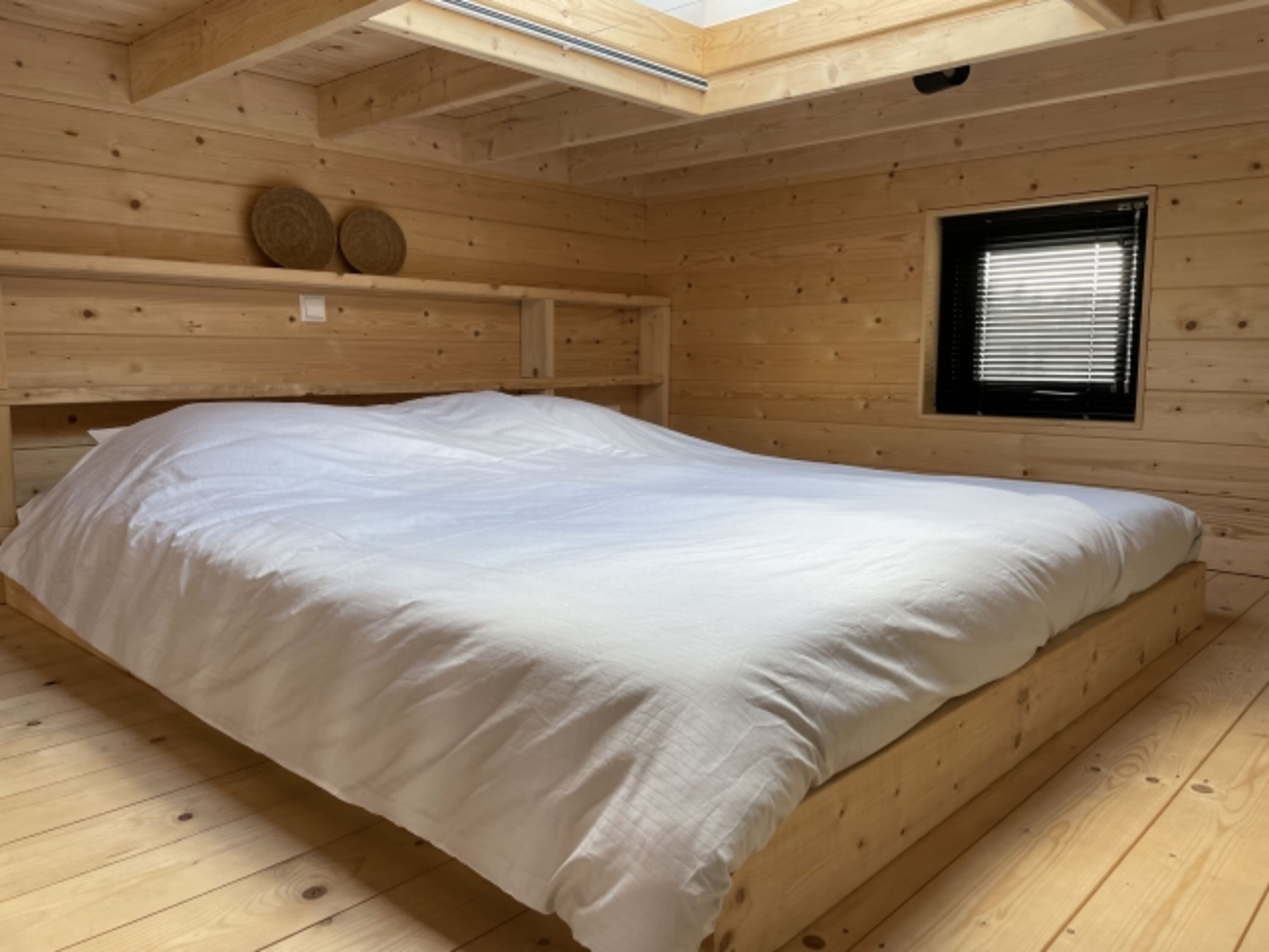 Doppelbett in der oberen Etage