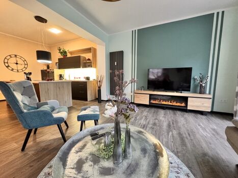 Wohnbereich mit Küche und Kamin