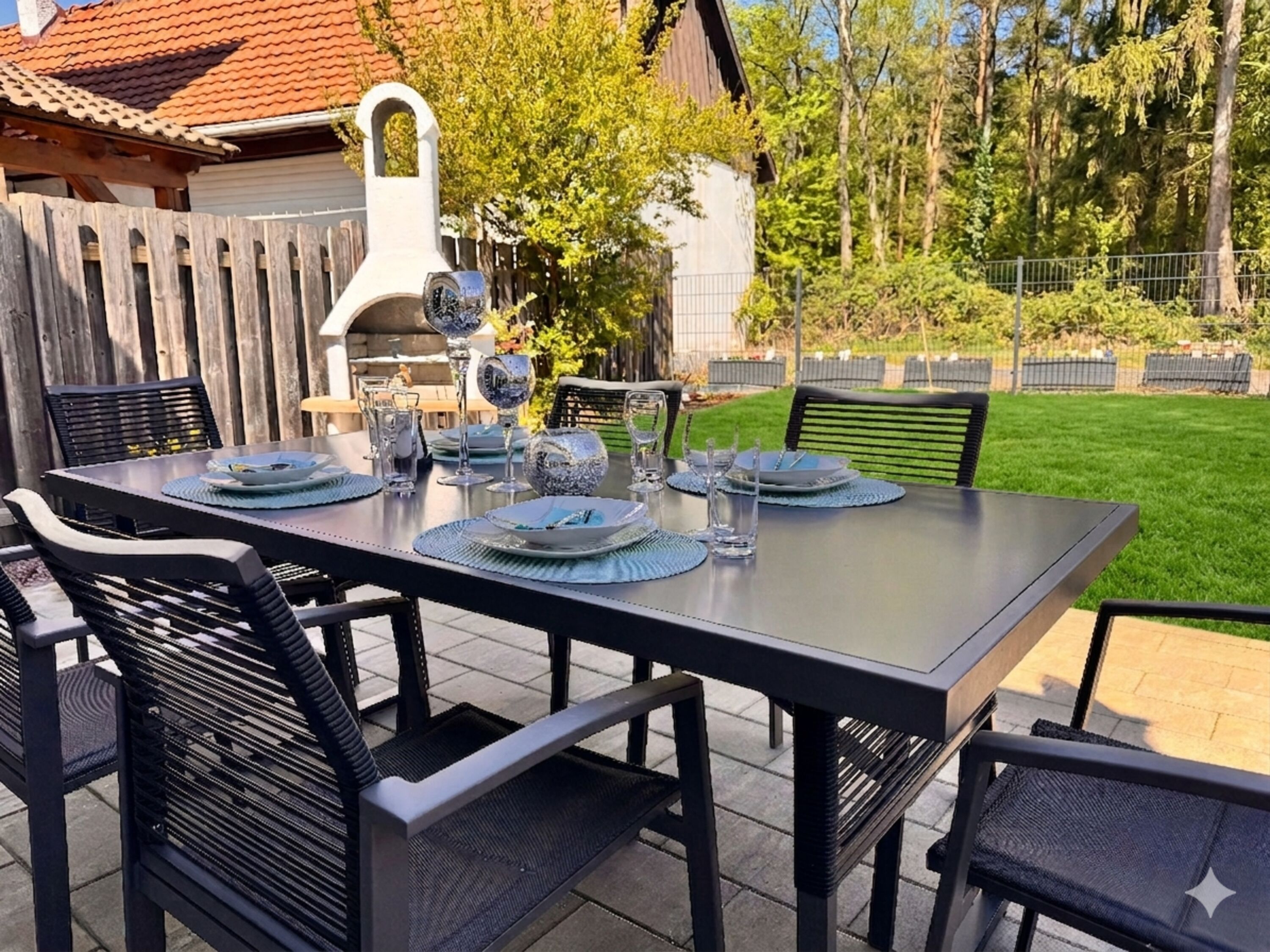 kleiner eingezäunter Garten