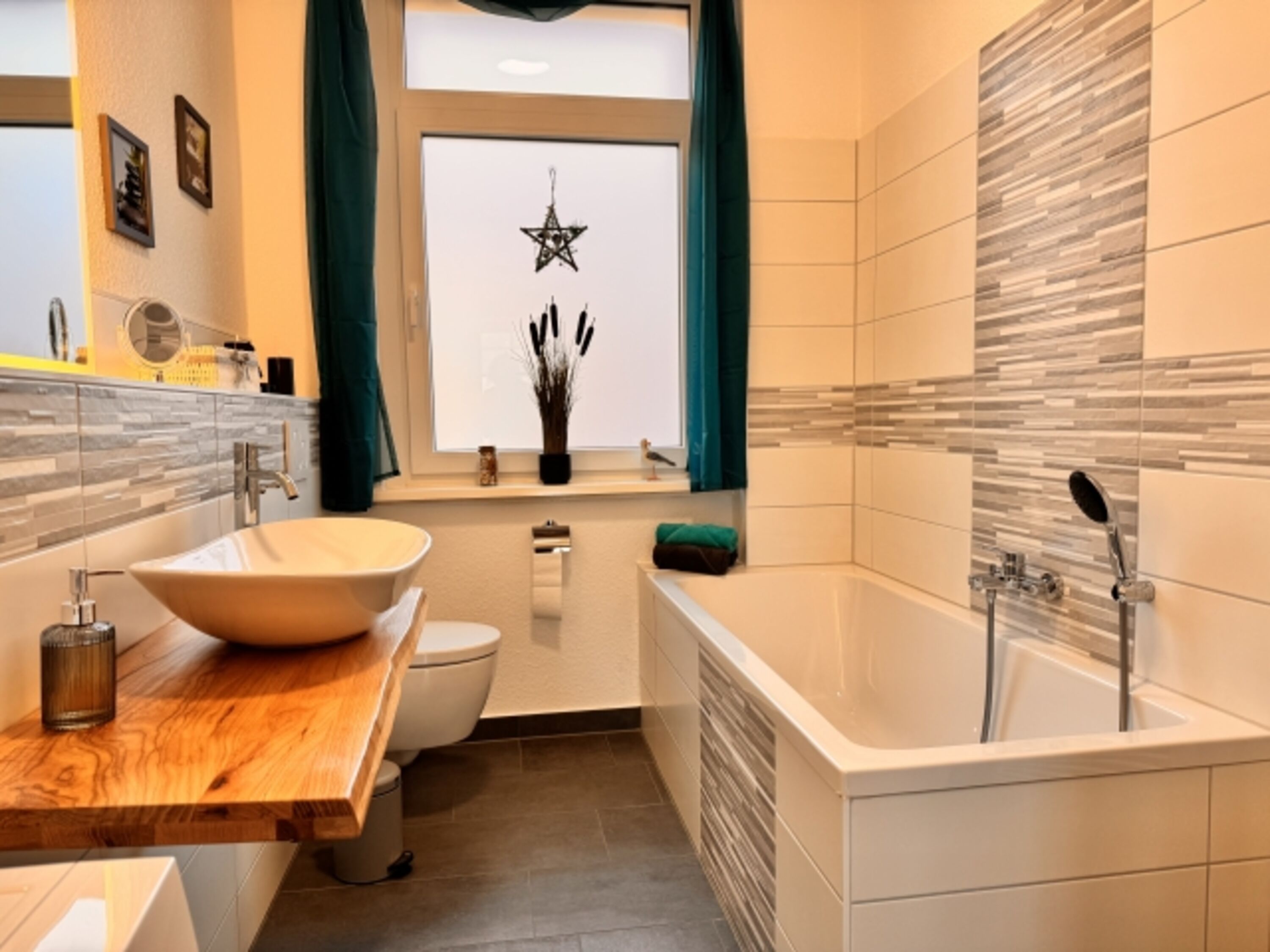 Bad mit Wanne und Waschmaschine