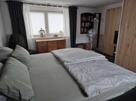 grosses Schlafzimmer EG