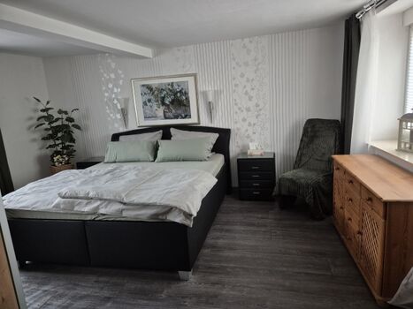 grosses Schlafzimmer EG