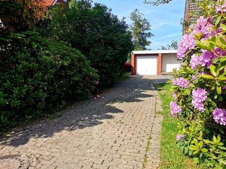 Garage und Stellplatz PKW