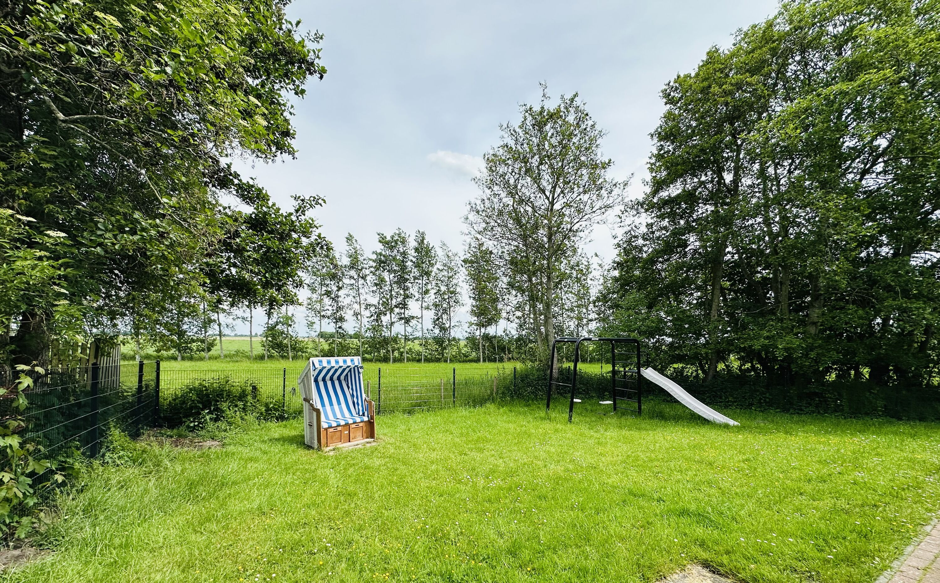 Großer umzäunter Garten