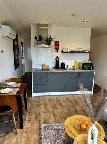 Die Küche ist komplett ausgestattet