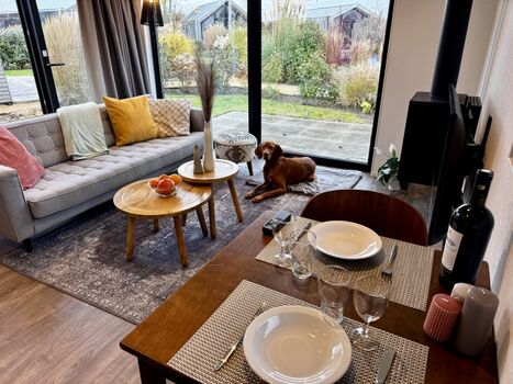 Der Esstisch bietet Platz für 2 Personen