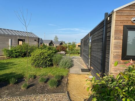 Der Außenbereich ist begrünt und sehr gepflegt