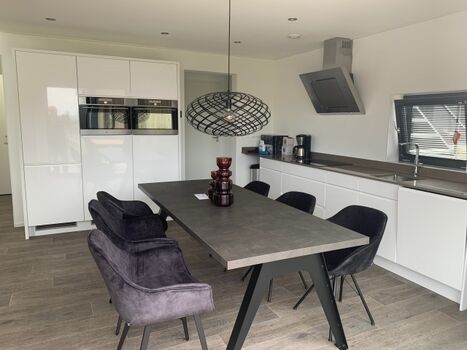 Küche mit Herd, Mikrowelle, Ofen, Geschirrspüler