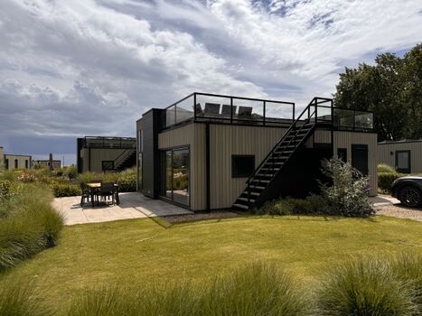 Haus Seitenansicht mit Garten und Parkplatz