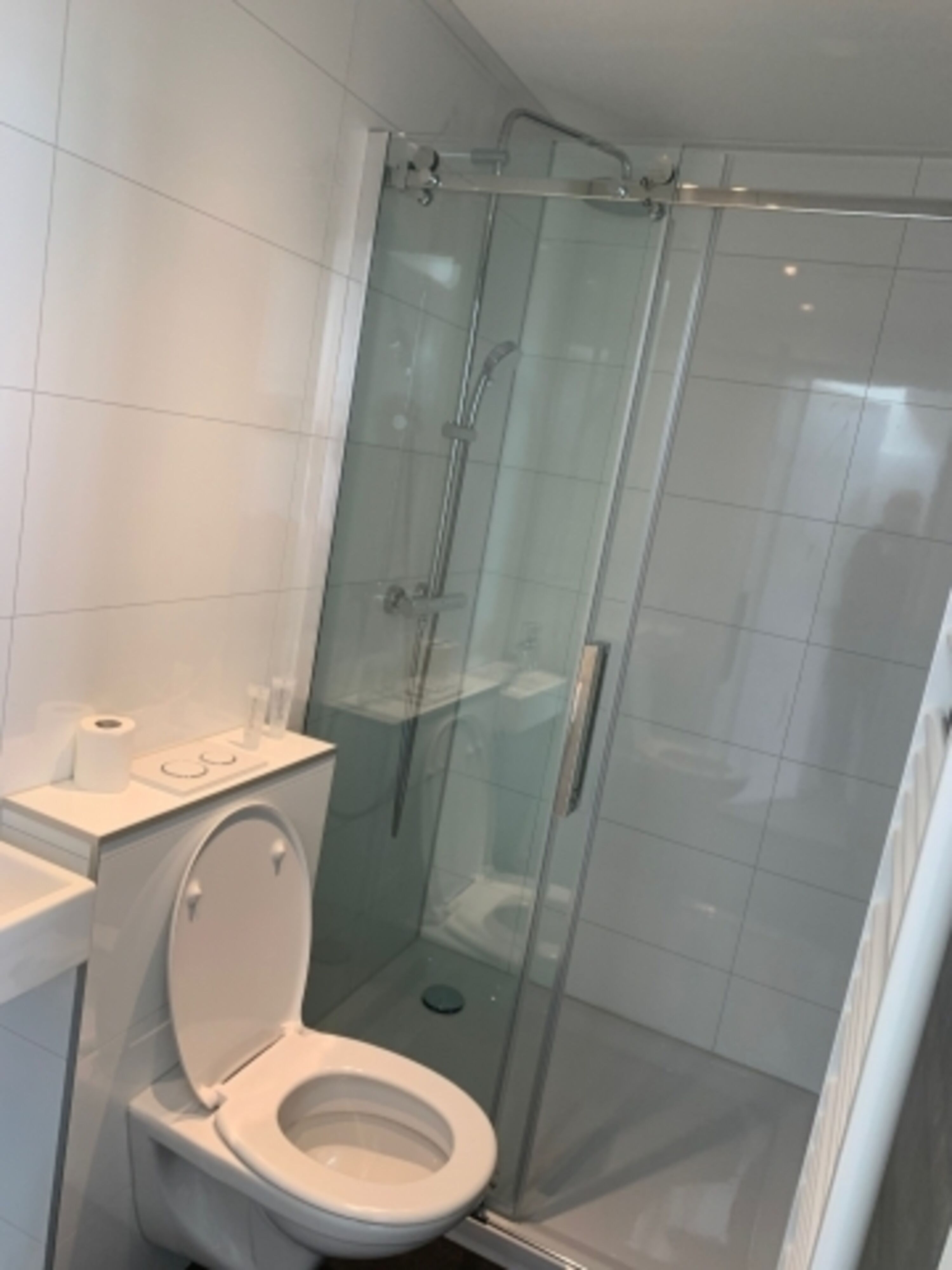 2. Badezimmer mit 2. WC und Dusche und kleinem Waschbecken