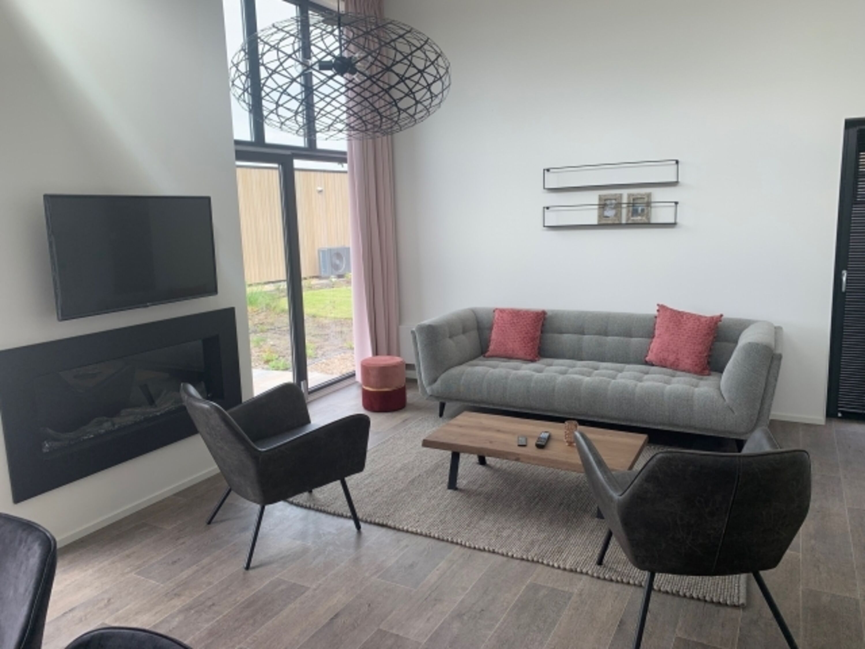 Wohnzimmer mit TV und Ambiente Kamin