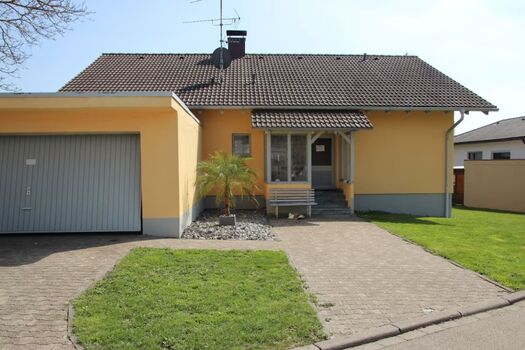 Haupteingang mit PP vor der Tür