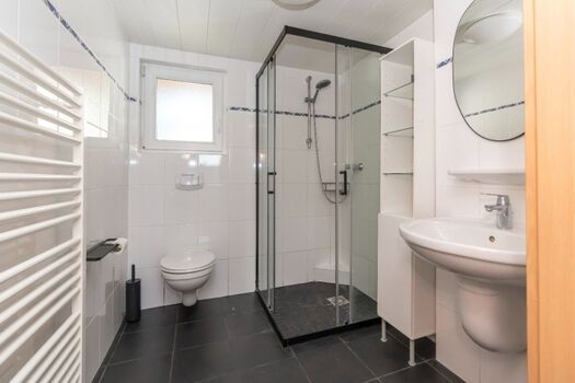 Badezimmer 1 mit Dusche, Waschbecken und Toilette