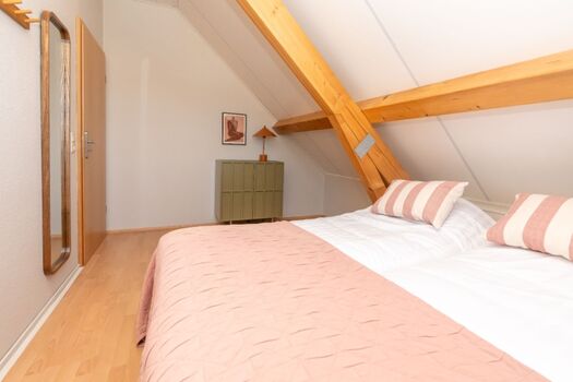 Schlafzimmer 1 mit 2 Einzelboxspringbetten und Schrank