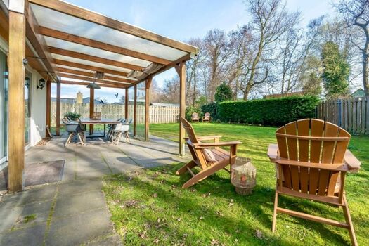 Die Veranda mit Gartenmöbel