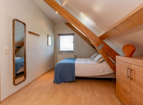 Schlafzimmer 2 mit 2 Einzelboxspringbetten und Schrank