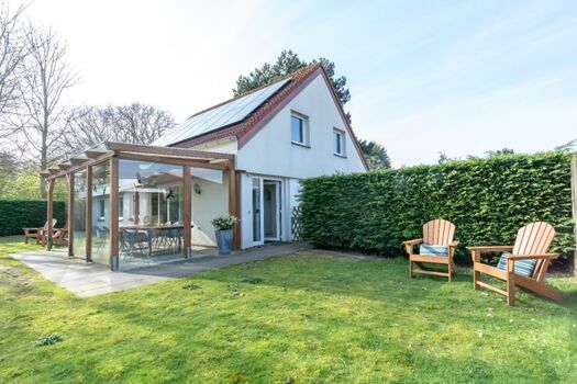 Der sonnige Garten mit Gartenmöbel