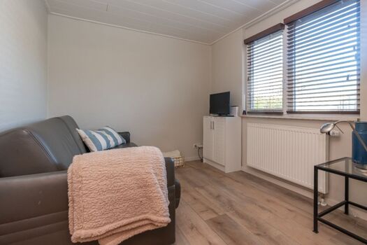 Extra Zimmer mit Sofa und TV