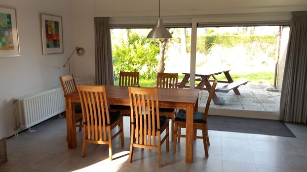 Tisch mit Blick auf Terasse mit großem Schiebeelement