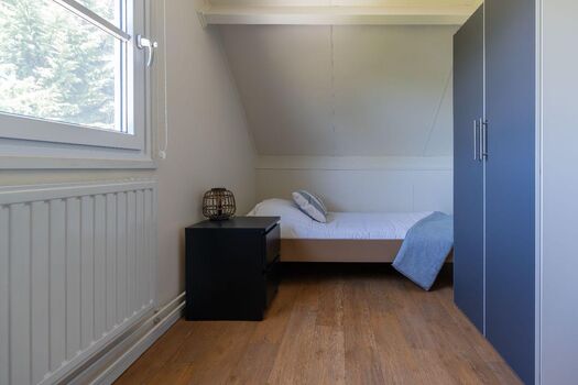 Schlafzimmer 3 mit 2 Einzelbetten und Kleiderschrank