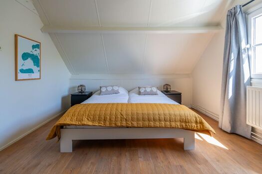 Schlafzimmer 2 mit Doppelbett und Kleiderschrank
